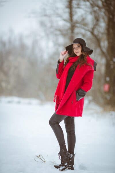 portrait femme en hiver manteau rouge focale 135mm