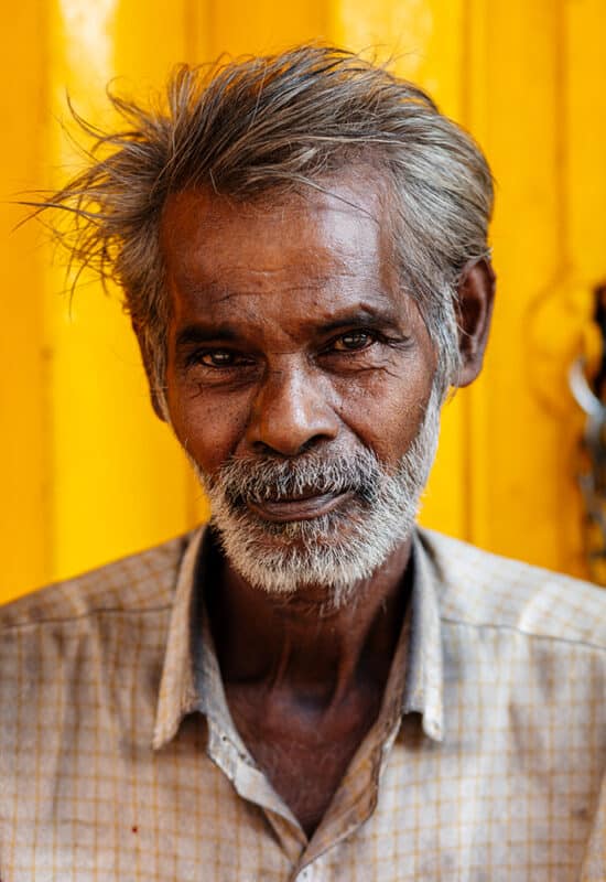 portrait homme indien fond jaune