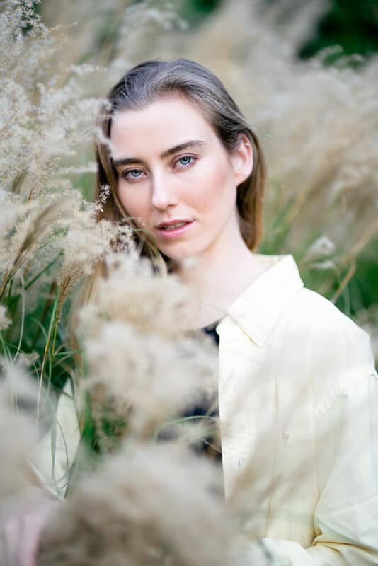 Portrait femme avec objectif à grande ouverture