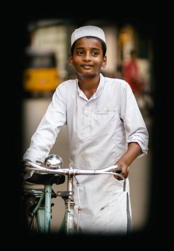 Portrait photo d'un enfant avec un objectif plein format sur apsc