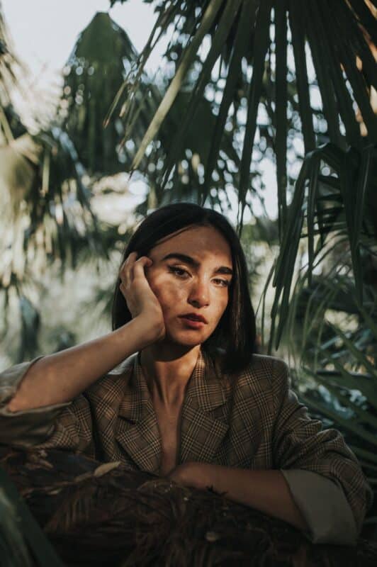 portrait de femme dans la nature en mode priorité ouverture