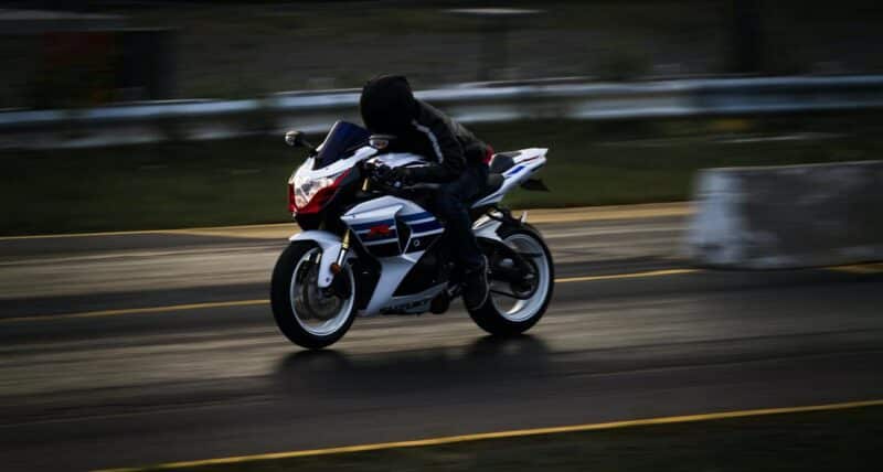 figé le mouvement d'une moto en photo