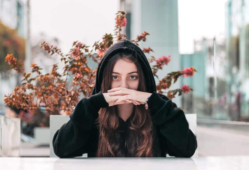 portrait femme assise extérieur