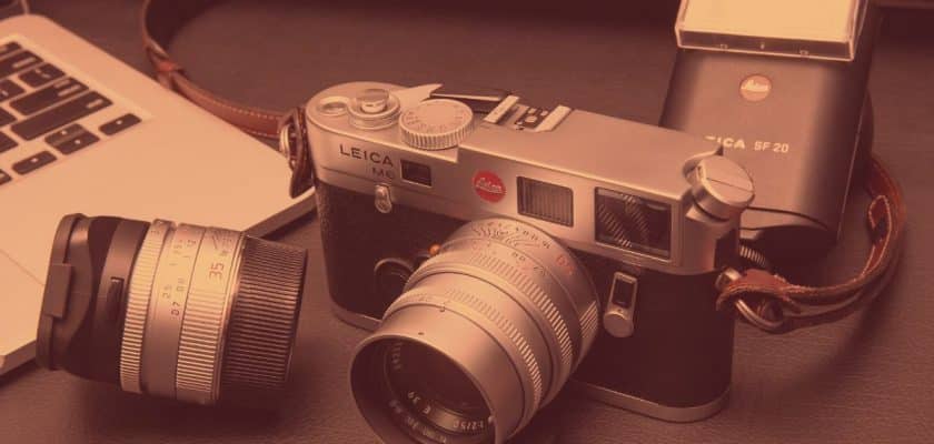 Il s'agit d'un appareil photo de marque Leica. Il a l'air d'être un appareil photo reflex numérique professionnel, probablement de la série M ou S. Il semble avoir un objectif fixe monté sur l'appareil, avec un boîtier en métal robuste et une poignée pour une prise en main confortable. Il y a une molette de sélection sur le dessus de l'appareil, ainsi qu'un écran LCD sur le dos. Il est équipé d'un capteur plein format, qui permet une résolution élevée et des performances de haute qualité en termes de rendu des couleurs et de profondeur de champ. Il est probablement destiné aux photographes professionnels ou avancés.